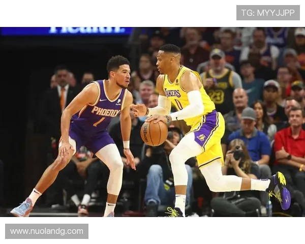 湖人对决太阳激战升级 詹姆斯与布克展开巅峰对决 湖人对决太阳激战升级 詹姆斯与布克展开巅峰对决