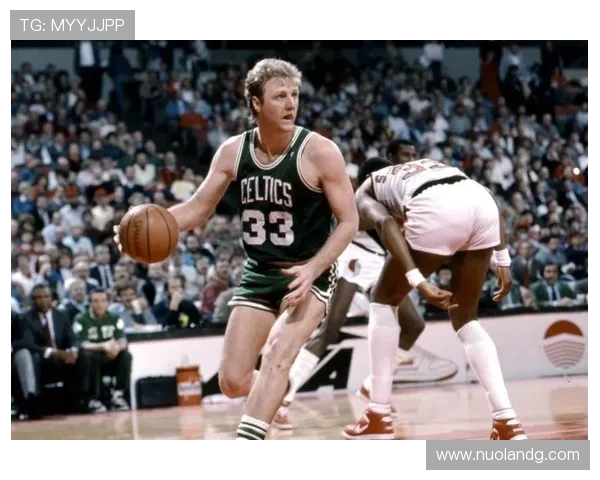 拉里·伯德:篮球传奇与全能球员的伟大历程与成就 拉里·伯德:篮球传奇与全能球员的伟大历程与成就